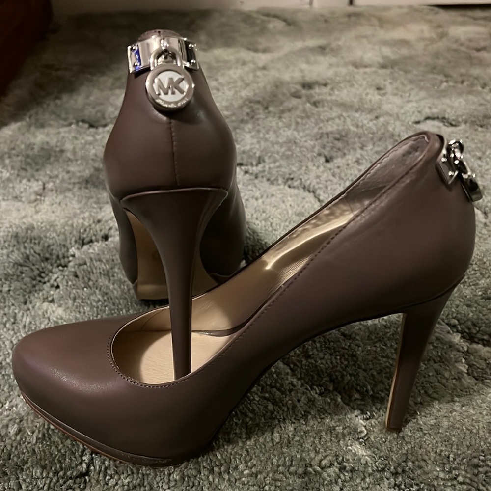 Michael Kors brown-grayish pumps